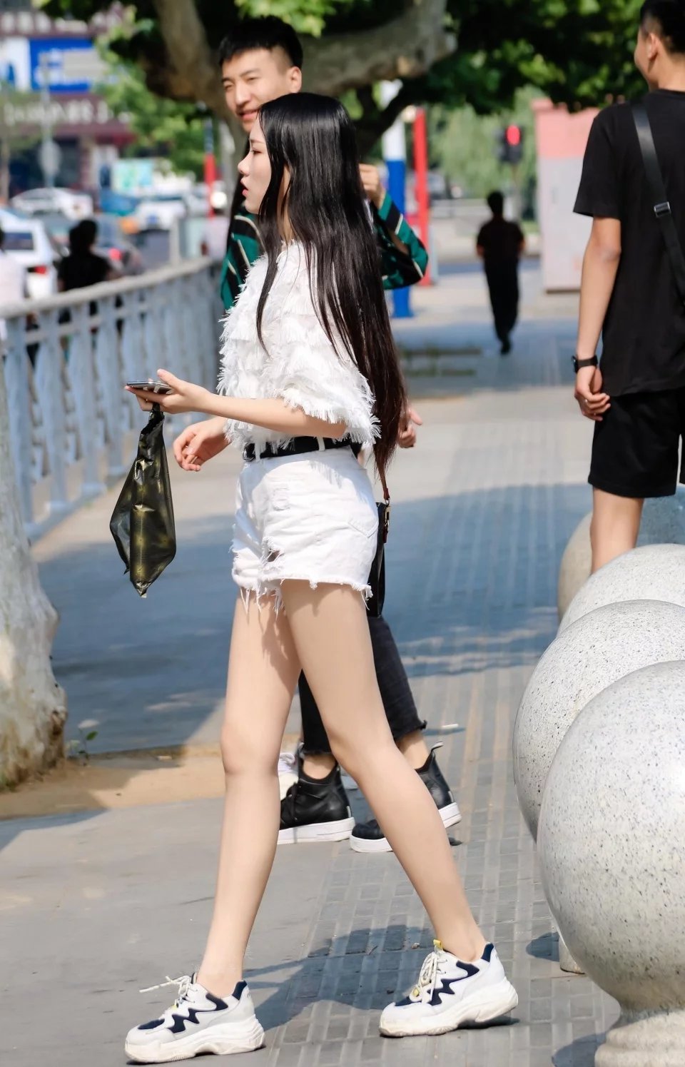 时尚街拍：热裤美腿小巧玲珑的妹子一身白色搭配！