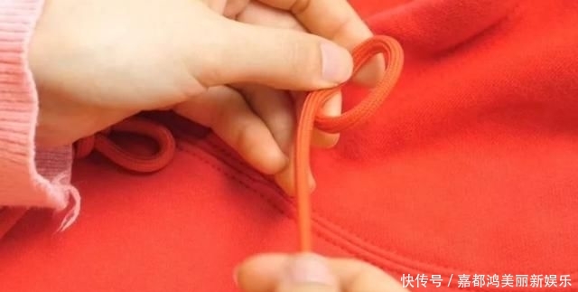 漂亮:今年最流行的卫衣绳子打结法,既漂亮又个性,方法简单一学就会!