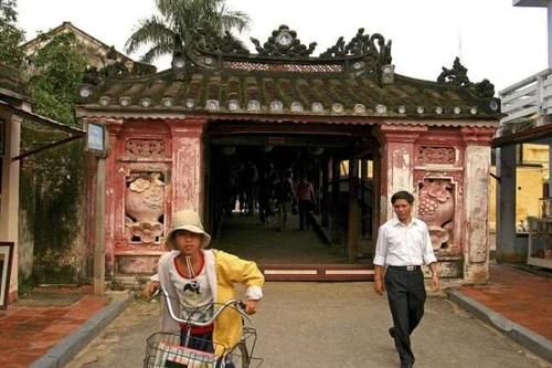 日本人建观音像，结果城市小，佛像大，市民仿佛时刻被监视，感觉