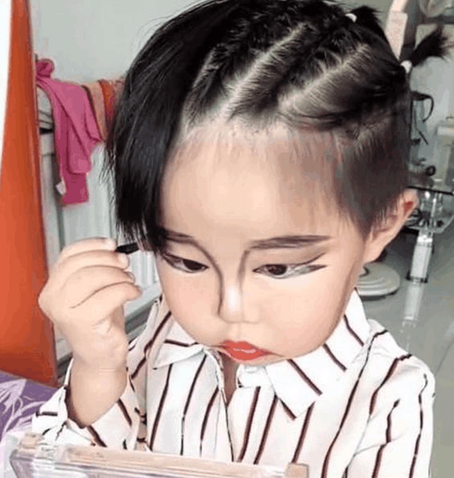 4岁女孩学化妆, 涂口红还要噘嘴巴, 真是有模有样