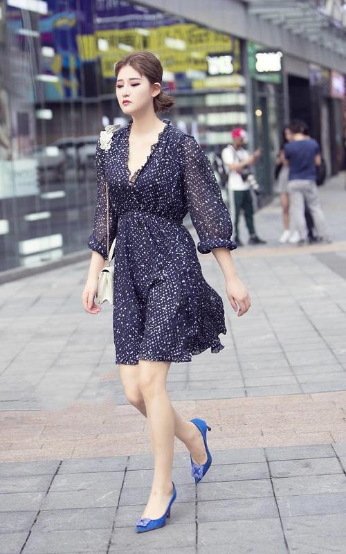 成熟优雅的打底裤小姐姐秀出靓丽好身段，增添别致女人韵味！