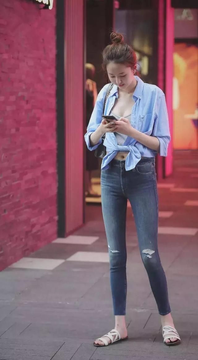 灰色吊带针织背心搭配深色牛仔裤，温婉大方很是淑女