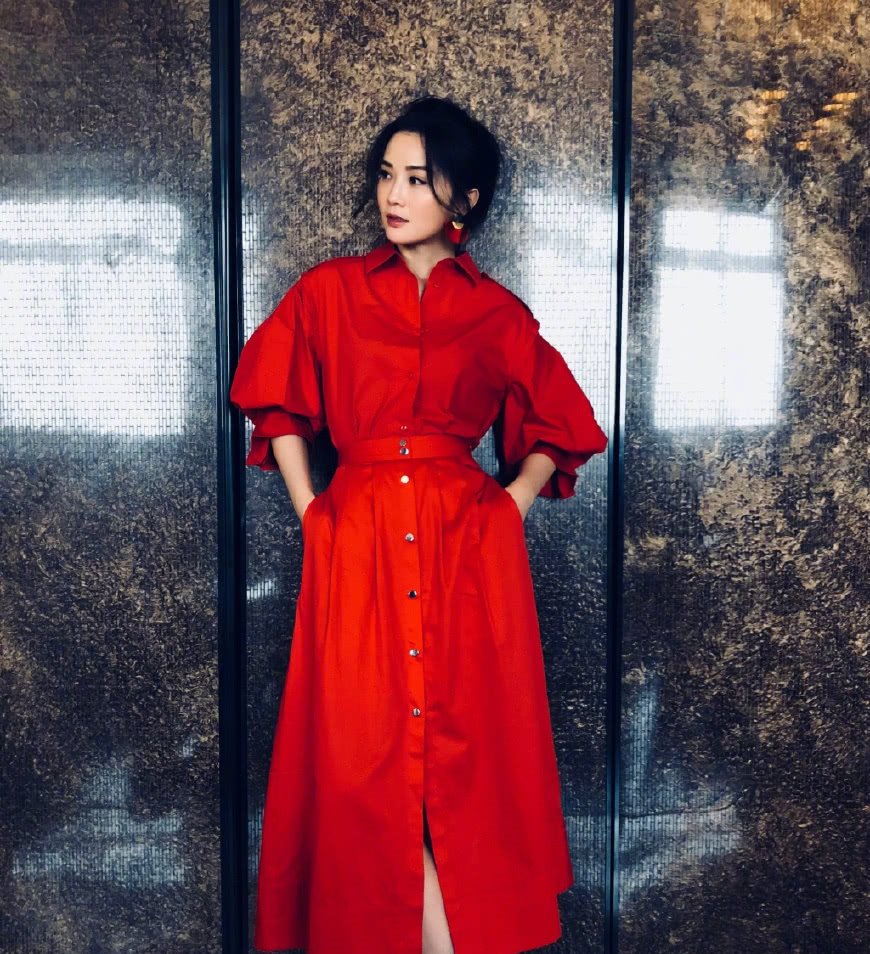 蔡卓妍真敢穿！这么宽松的裤子都能撑起来，网友：勒的不难受吗？