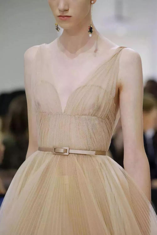 早秋裙子这么穿最时髦!!!