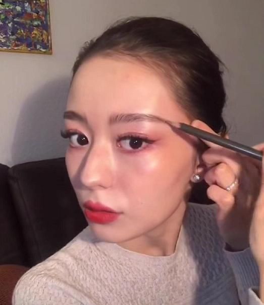 「欧美」吉娜直播间彩妆全过程,唇膏厚涂欧美风格显著,眼周妆面仍然是浓妆艳抹