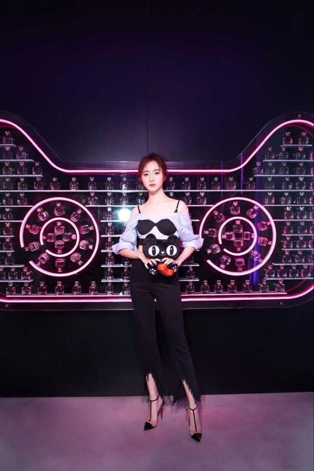 有一种鞋叫做“氧气美少女”胡冰卿的高跟鞋，网友：好看到没朋友