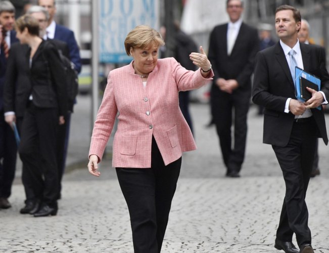 默克尔只比马克龙妻子小一岁，但气色肤色都比法国第一夫人好很多