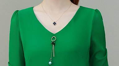 从没见过这么吸睛的小衫，随便搭条黑裤子，就美的让人挪不开眼