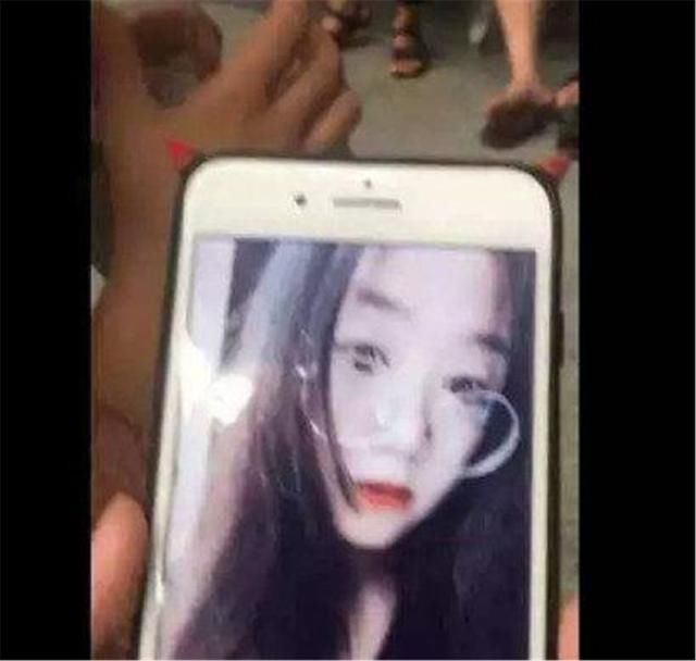 男子车站接到网恋女友，素颜让他无法接受，网友：自己先照照镜子