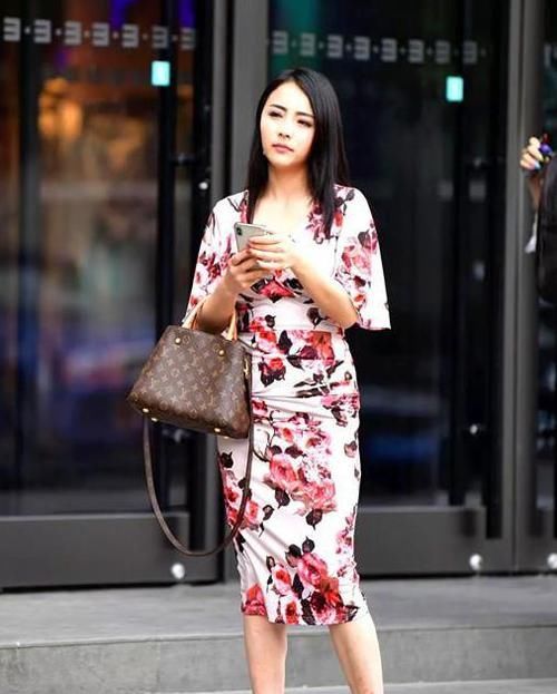  「碎花」街拍：软玉温香的小姐姐，一条碎花连衣裙，时尚优雅美丽大方