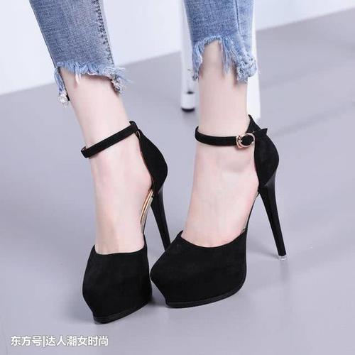 高跟鞋的是女人的专属品，倾城如画的美艳，你也喜欢对吗？