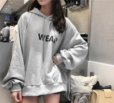 马上就到中秋，别买风衣了！今年流行穿洋气卫衣，显瘦显嫩超养眼