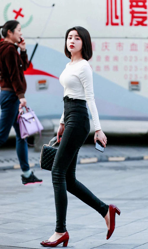 街上偶遇性感小少妇，面容端庄，身材高挑，看着令人赏心悦目