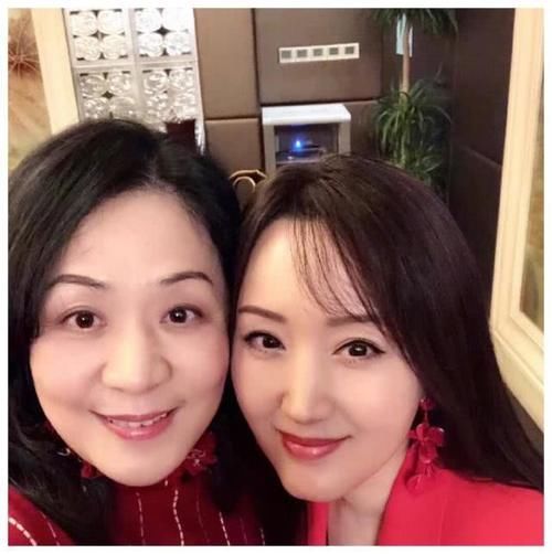 『惊讶』48岁杨钰莹现身机场,素颜的她,容颜让人惊讶