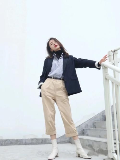 【休闲裤】今年火了一种穿法叫“衬衫内搭”,时尚又新潮,时尚博主都上头了