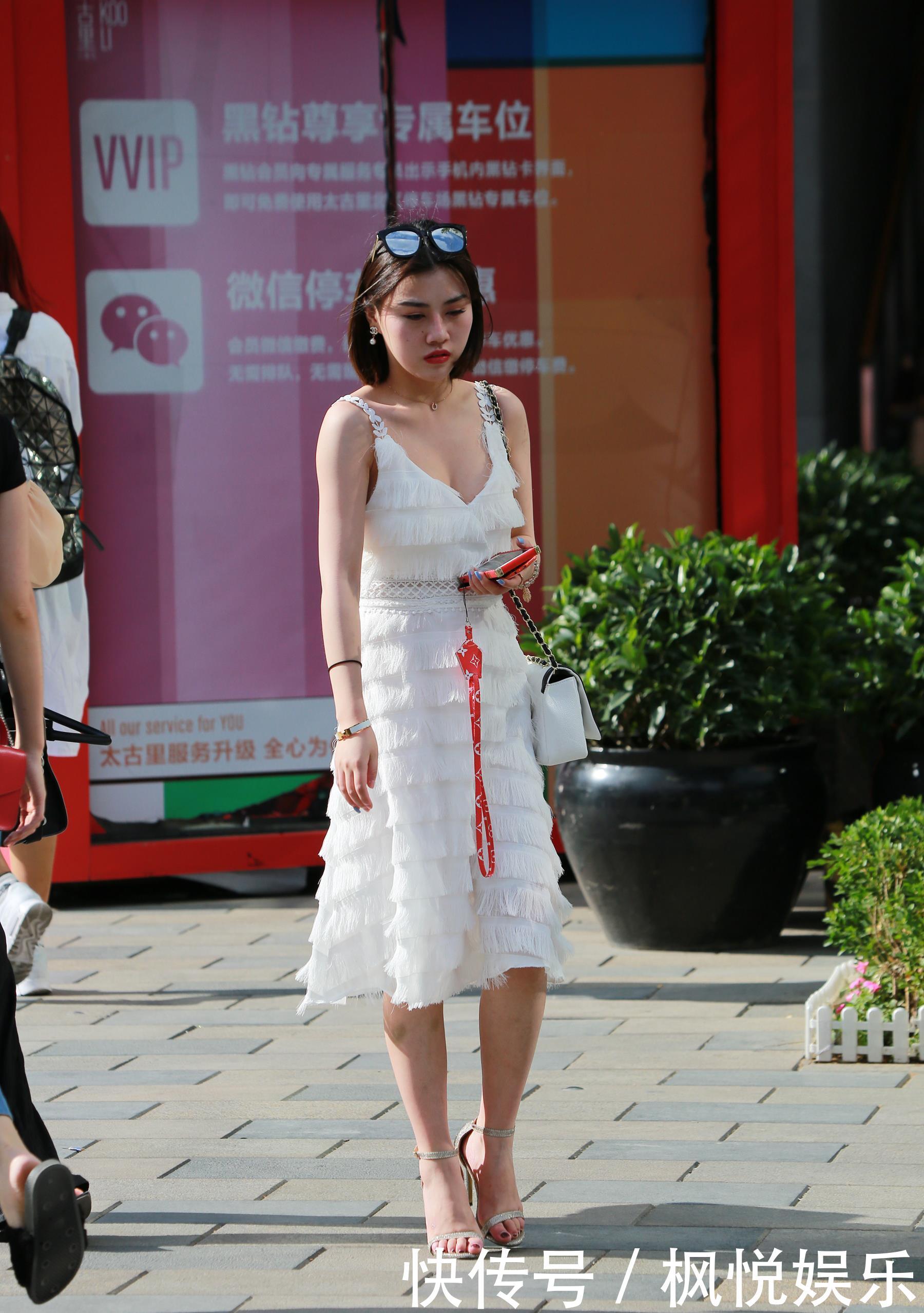 【 漂亮】性感身材惹人爱，图一的制服够漂亮，街拍：都市美女靓装出行