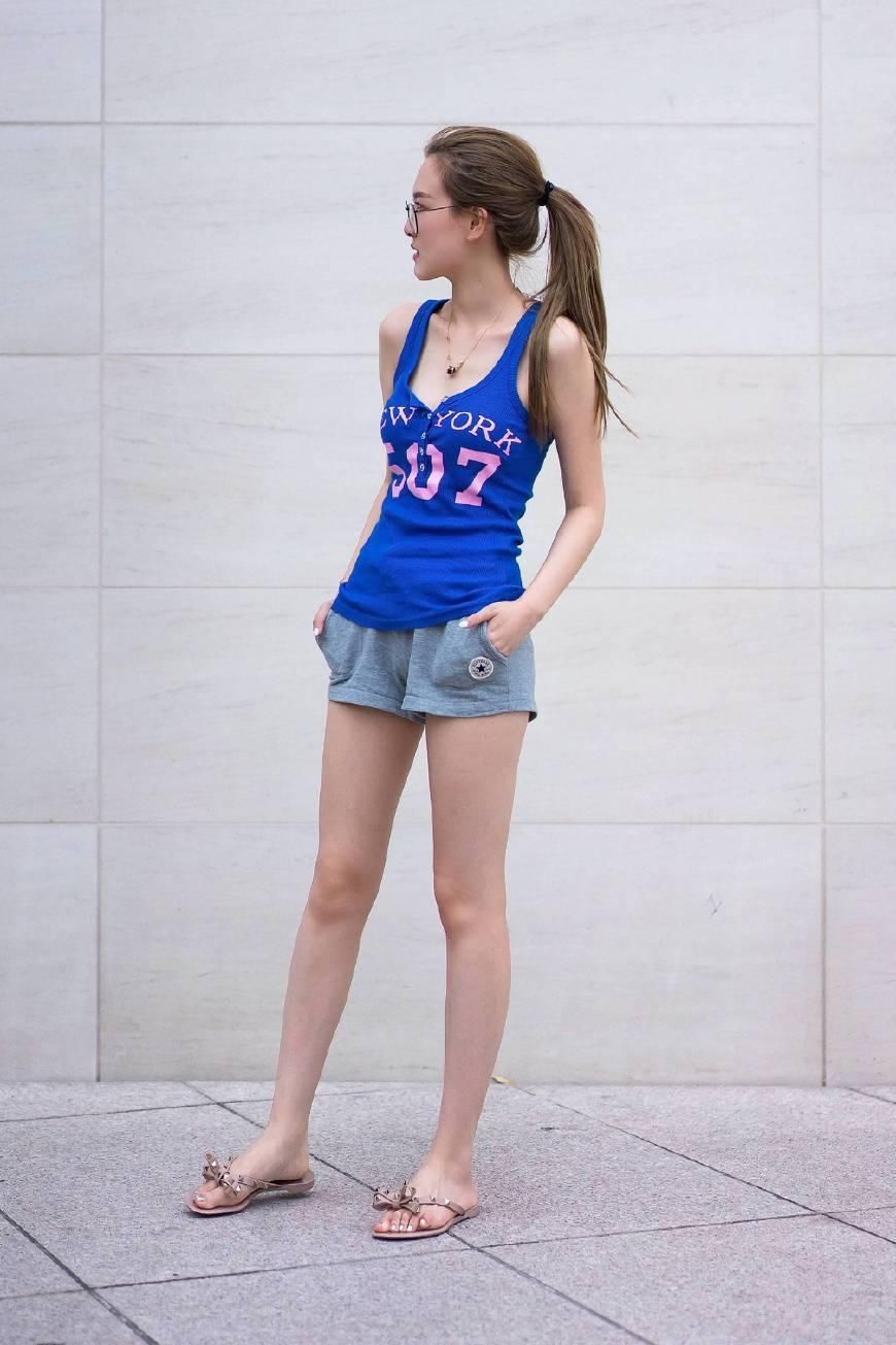 街拍:图1窦靖童时尚品味独特，穿啥腰上都挂茶缸!图2身材抢镜!