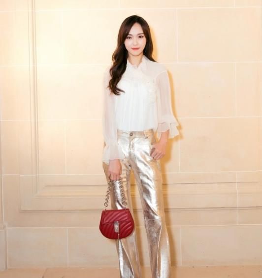 周冬雨身穿荷叶领裙，丝毫不输有颜有身材的景甜，选对衣服很重要