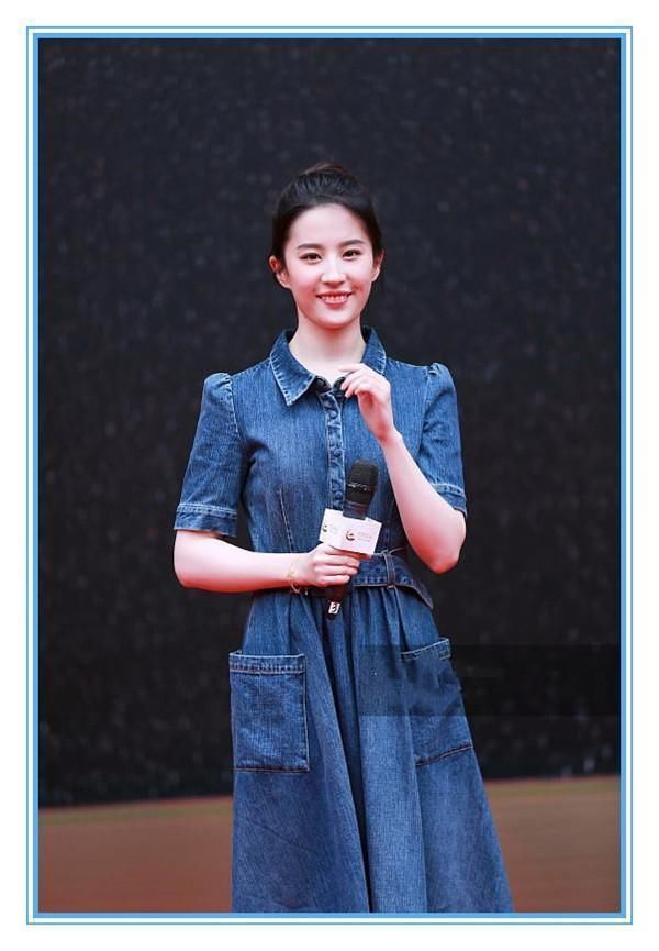 赵薇够狠！42岁穿牛仔裙堪比18岁小姑娘，连刘亦菲都成她手下败将