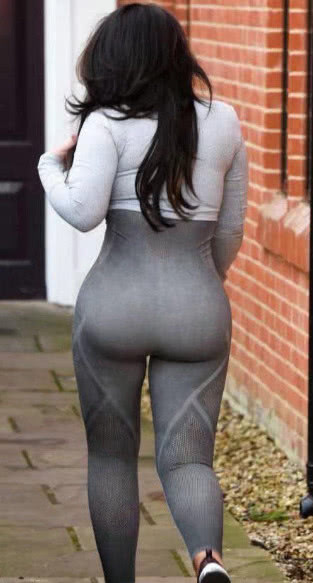 欧美少妇身材过于丰腴，镜头都差点塞不下她肥硕的臀围