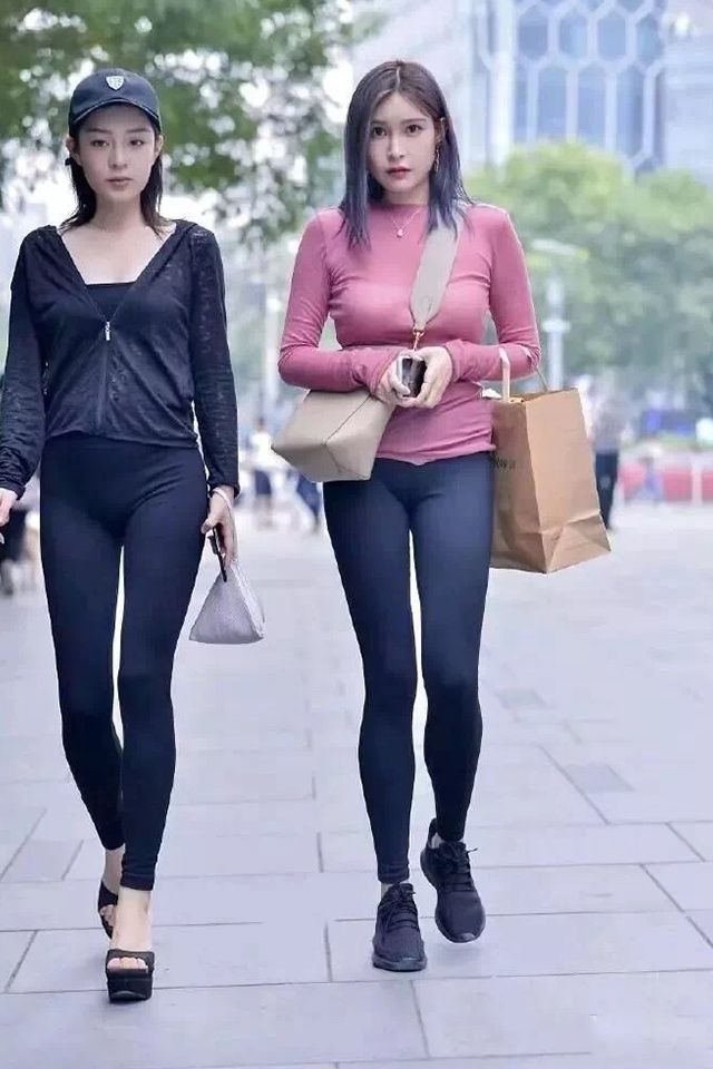 街拍美女:小姐姐抹胸短衫很吸引眼球!凸翘的身材尽收眼底!