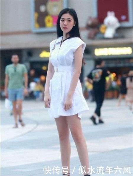  『紧身』街拍：笑容温婉的小姐姐，身穿黑色紧身连衣裙，甜美又可爱