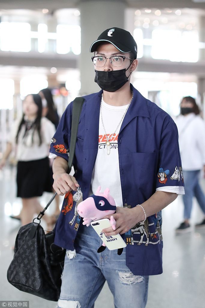 95后小鲜肉张铭恩戴口罩露鼻孔 收粉丝礼物潮男范十足