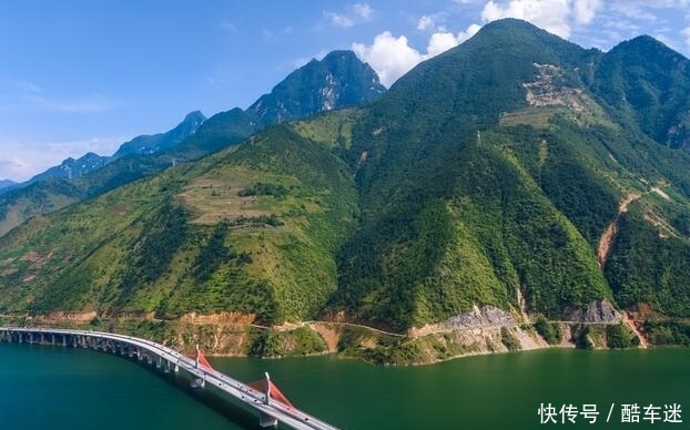 这才是中国真正的“天路”！240公里全程高架，过桥如同过山车