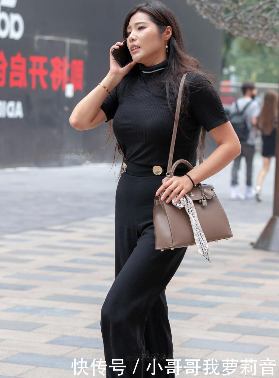 微胖熟女黑色紧身装穿出了完美身材，走起路来都是成熟女人味儿