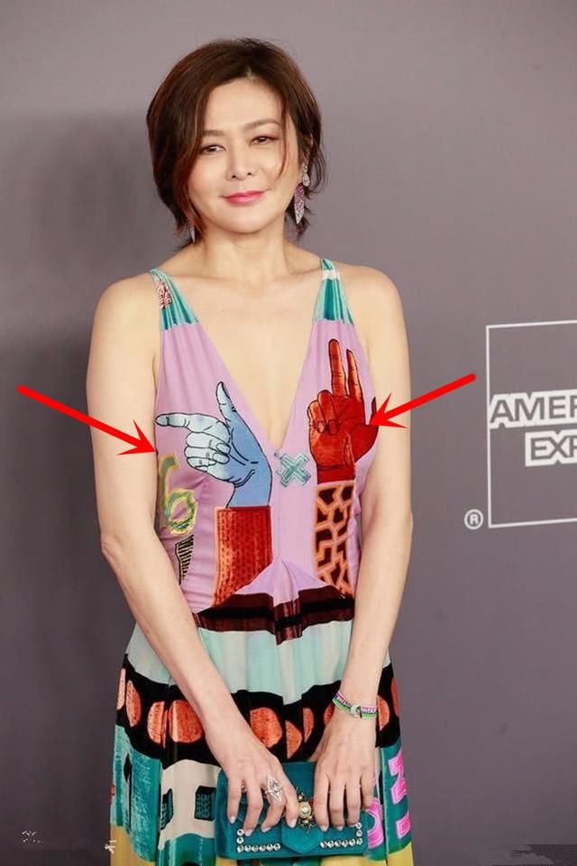 关之琳不服老，穿深V裙惊艳亮相大秀身材，网友：胸前图案是亮点