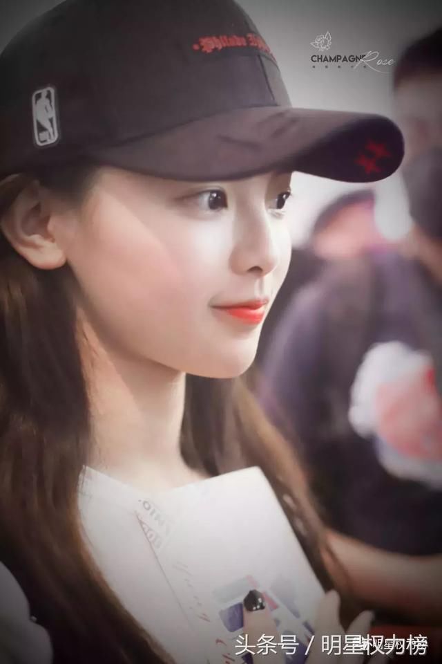 这些女明星私服衣品确实不错，不过夏天捂成这样真的不热嘛？