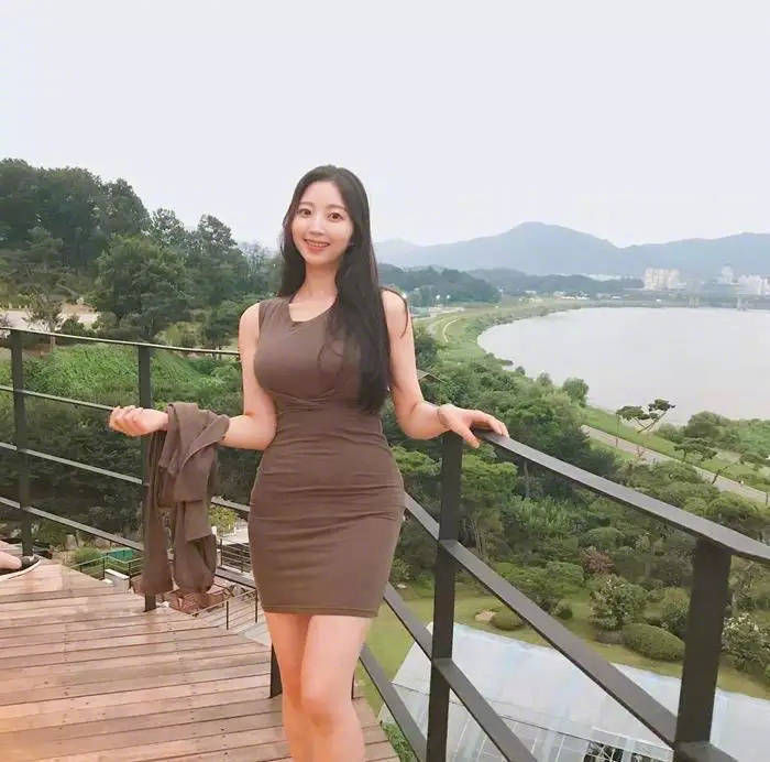 夏日搭配紧身裤包臀裙，凸显女人优美曲线性感丰臀