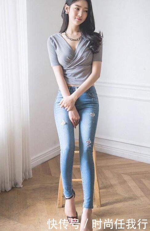 精致有型的牛仔裤女神，白皙漂亮，显得气质不凡！