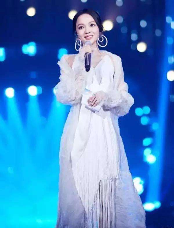 张韶涵只是在裙子下面穿一条阔腿裤，网友大呼：简直美出新高度！