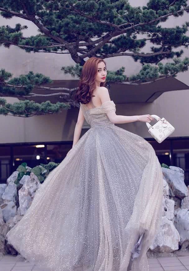 杨颖抹胸裙展现古典韵味，下半身花瓣样式群搭配，实在太时尚了