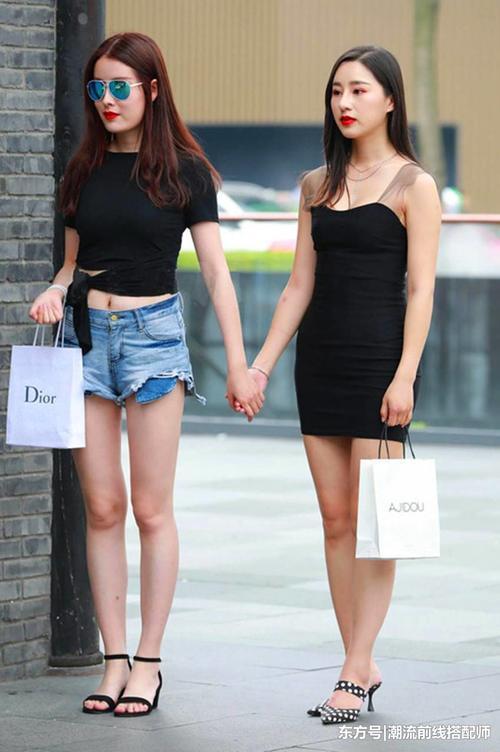 街拍：图2时尚美女，裤叉开得很深，图5美女真时髦，凉鞋配丝袜