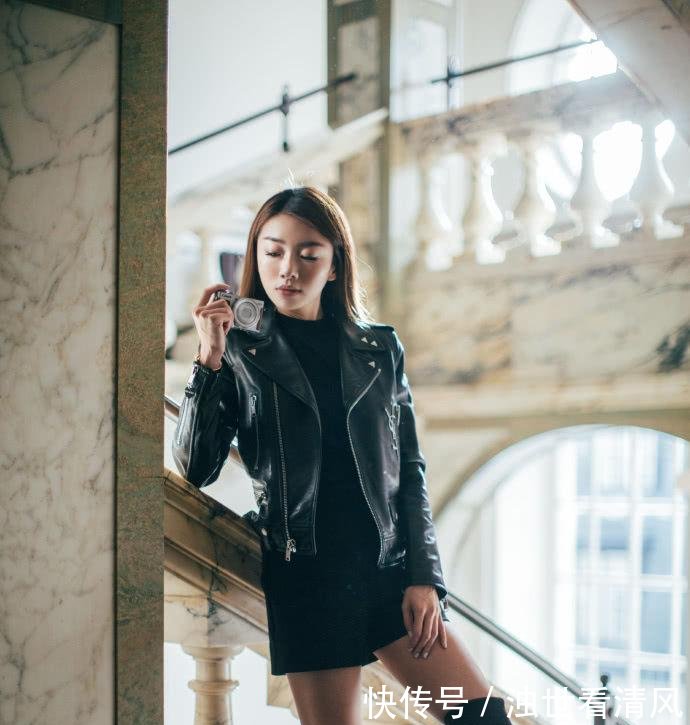 程晓玥真会玩, 穿超短裙亮相, 2万5高跟却裹了一层塑料袋!