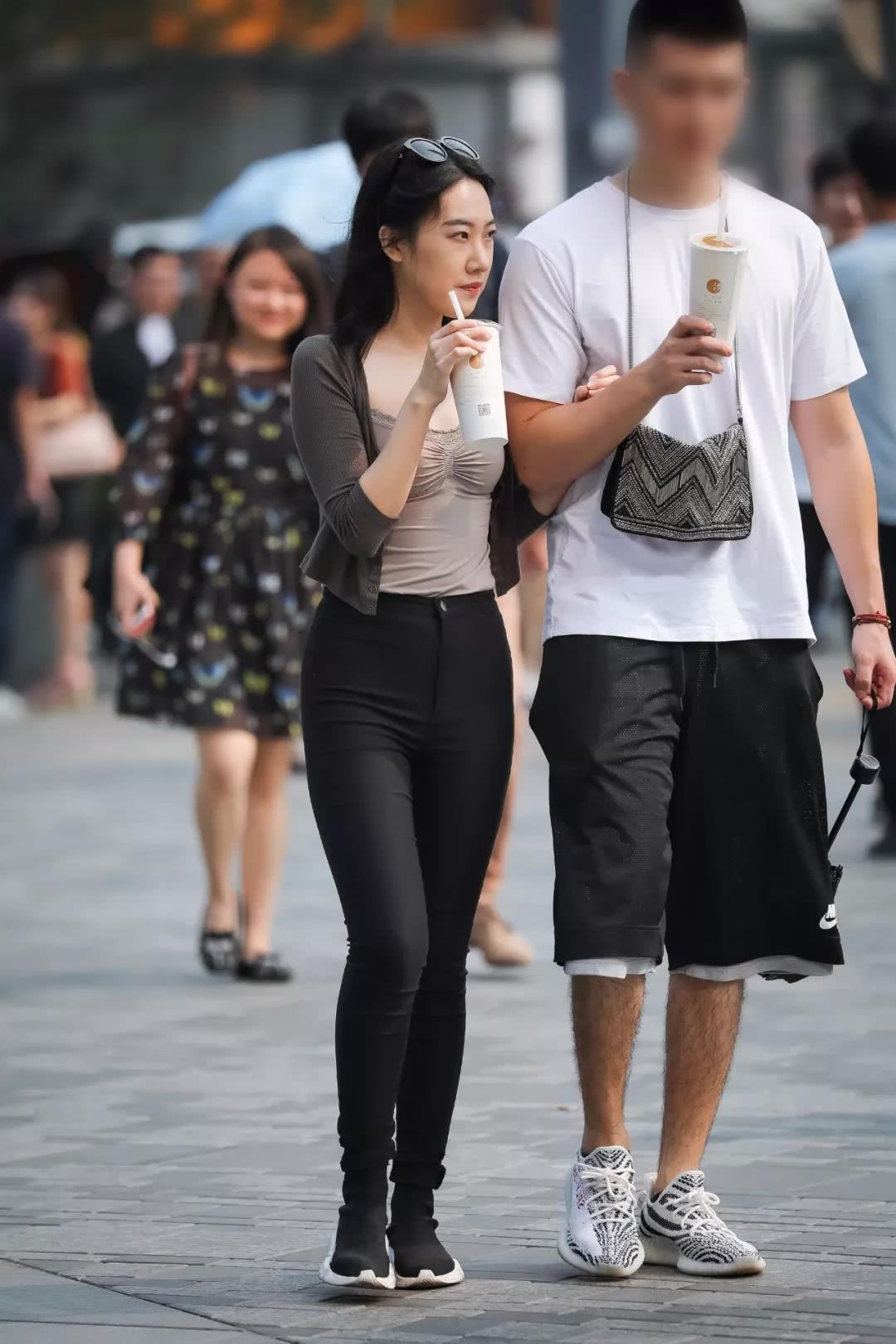 性感小姐姐身穿衬衫搭配紧身裤，完美的勾勒出小姐姐的臀线，十分