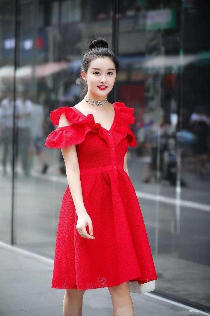 街拍:清纯可爱的小美女，笑的好甜美，看一眼你就会爱上她们!