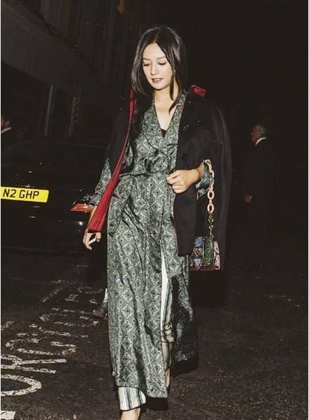 女星穿睡衣出门：杨幂可爱，范冰冰素颜，而她却像一个“老大妈”