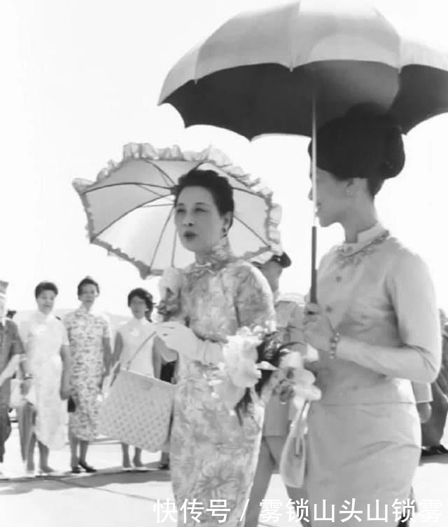 『赫本』诗丽吉撑“小洋伞”漫步,风情卓越比肩赫本,宛如油画美人在世!