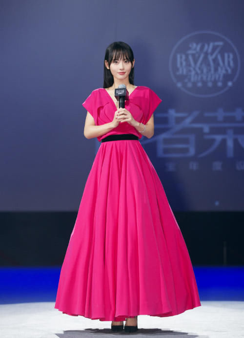 『张嘉倪身穿』嫁圈外老公被宠成公主,今穿雾霾灰抹胸轻纱礼服,配红唇优雅明艳