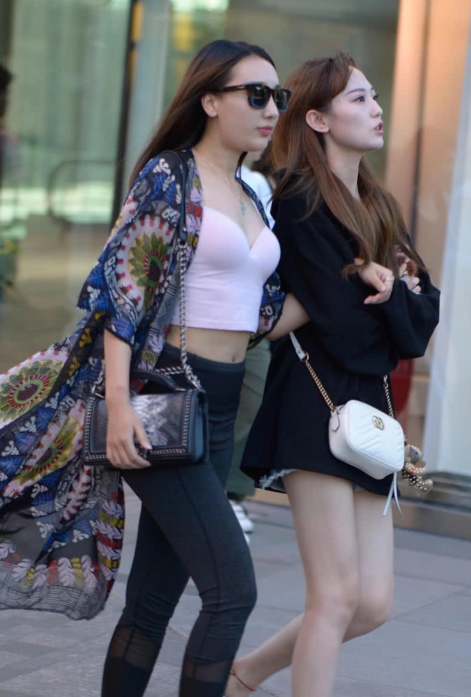 小姐姐吊带抹胸勾勒出丰腴上围，和闺蜜一起逛街，紧身装尽显小心