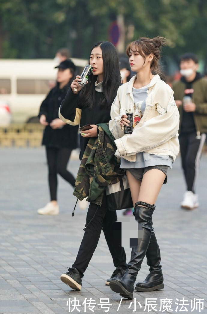 「显得」街拍:小姐姐的裙子是高腰的短裙,显得身材好