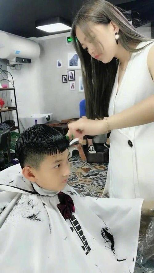 五官风雅的小男孩去剃头店剪短发，美人剃头师给他换一个成熟发型