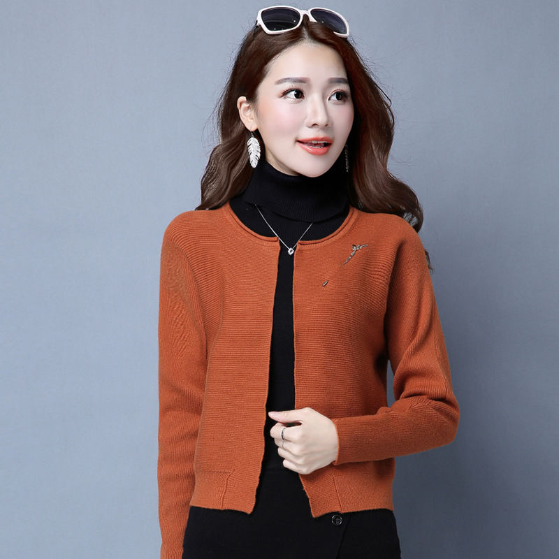 我的天!小姨真会赶时髦,入秋后穿短开衫,搭配小衫,简直美翻天