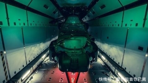  阿帕奇几乎要塞满：武直吨位差距最直观表现：运输机货舱对比