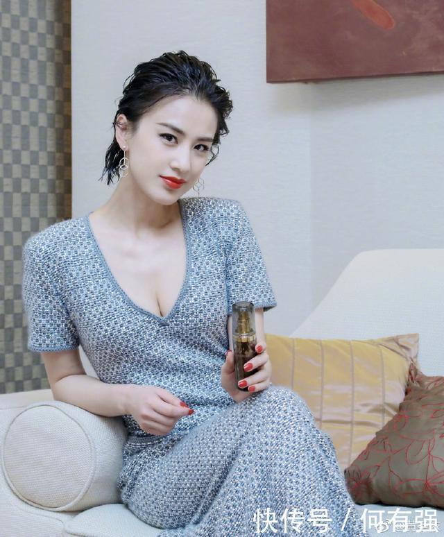 黄圣依身穿紧身连衣裙现身，惊现微凸小腹，网友：这是吃胖了？