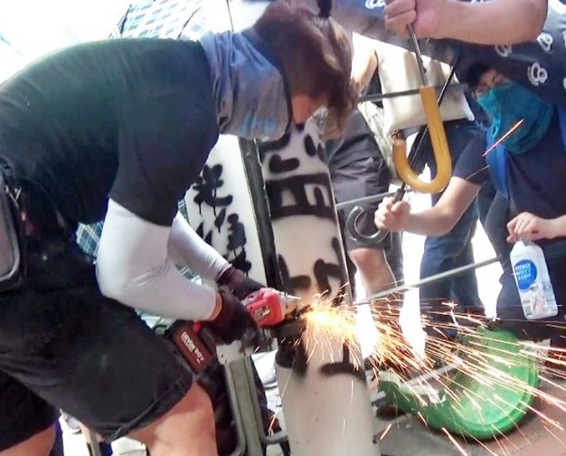 缺德！怀疑路灯能识别身份 香港黑衣人用电锯毁坏