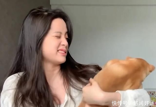  门口@欧阳娜娜出门拿外卖，故意把手机对着门口，看到她的背影，羡慕了